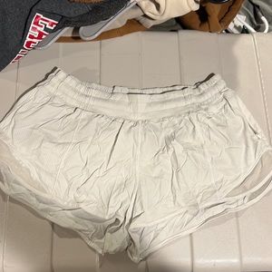 Lululemon Hotty Hit Shorts 2.5”